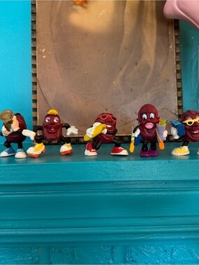 Vintage California Raisins Red Brown Collectible Figures Set of 7